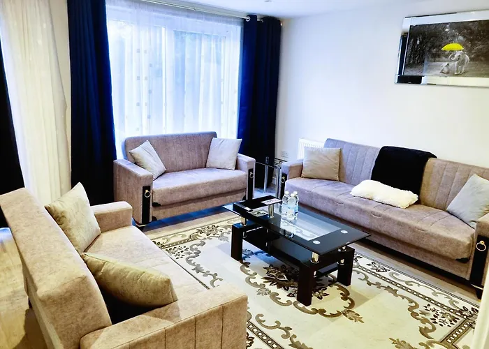 3Bed 2Bath House-Free Parking-Hi Speed Wifi-Garden-Entire Home-2Mins From Train Station