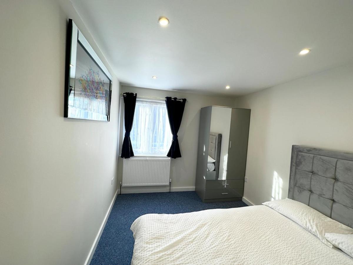 3bed 2bath House-free Parking-hi Speed Wifi-garden-entire Home-2mins From Train Station Londen