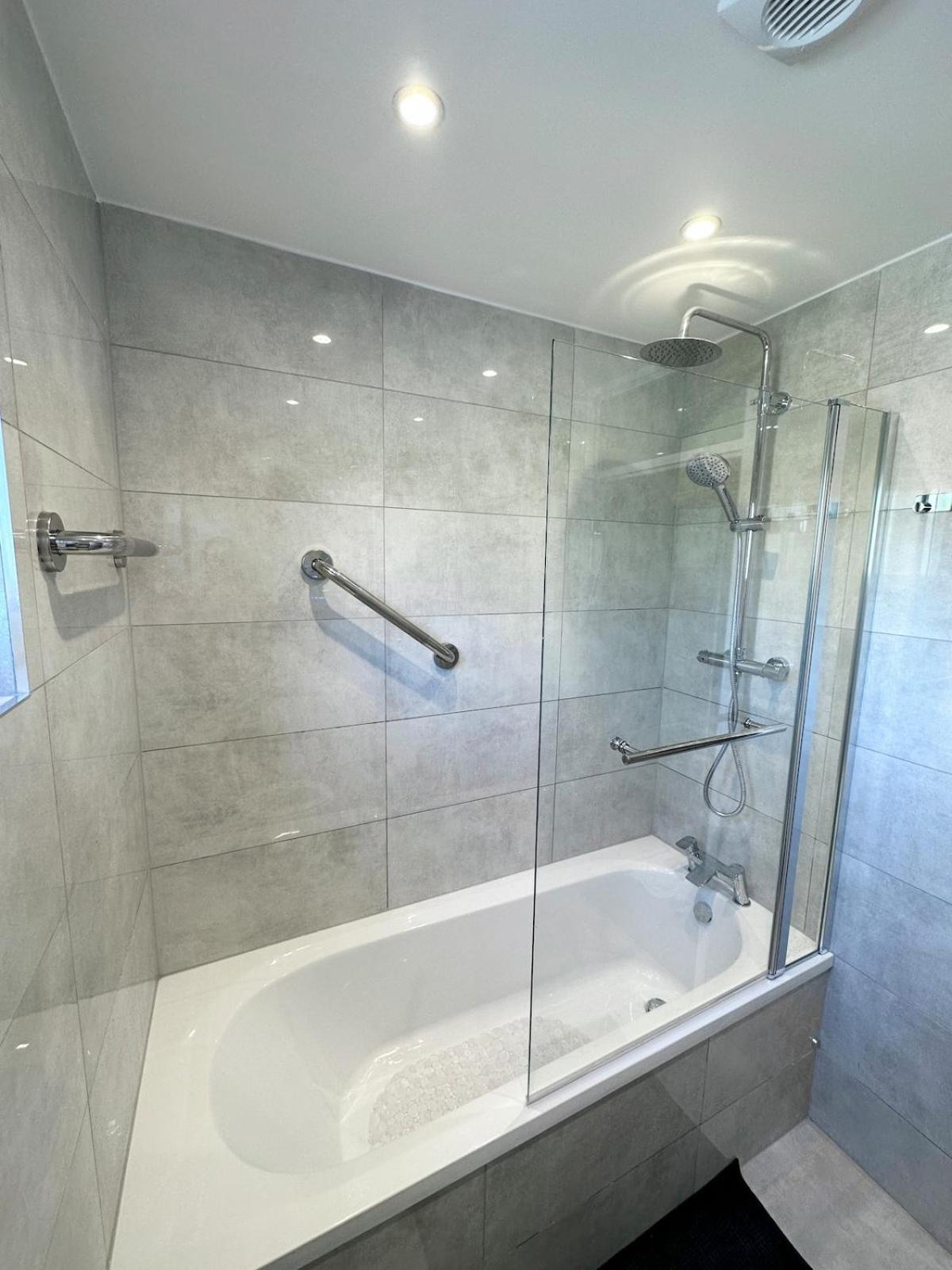 3bed 2bath House-free Parking-hi Speed Wifi-garden-entire Home-2mins From Train Station Vakantiehuis *
