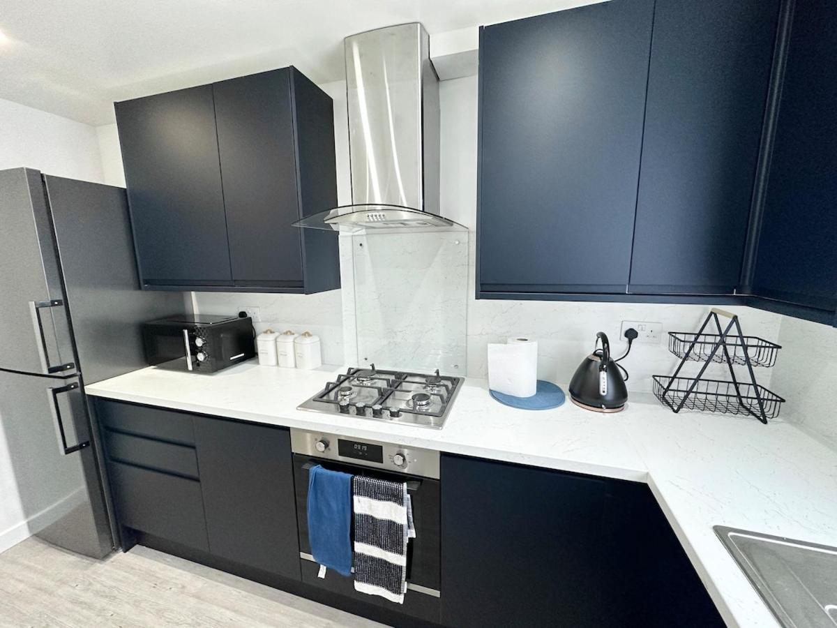 3bed 2bath House-free Parking-hi Speed Wifi-garden-entire Home-2mins From Train Station Vakantiehuis