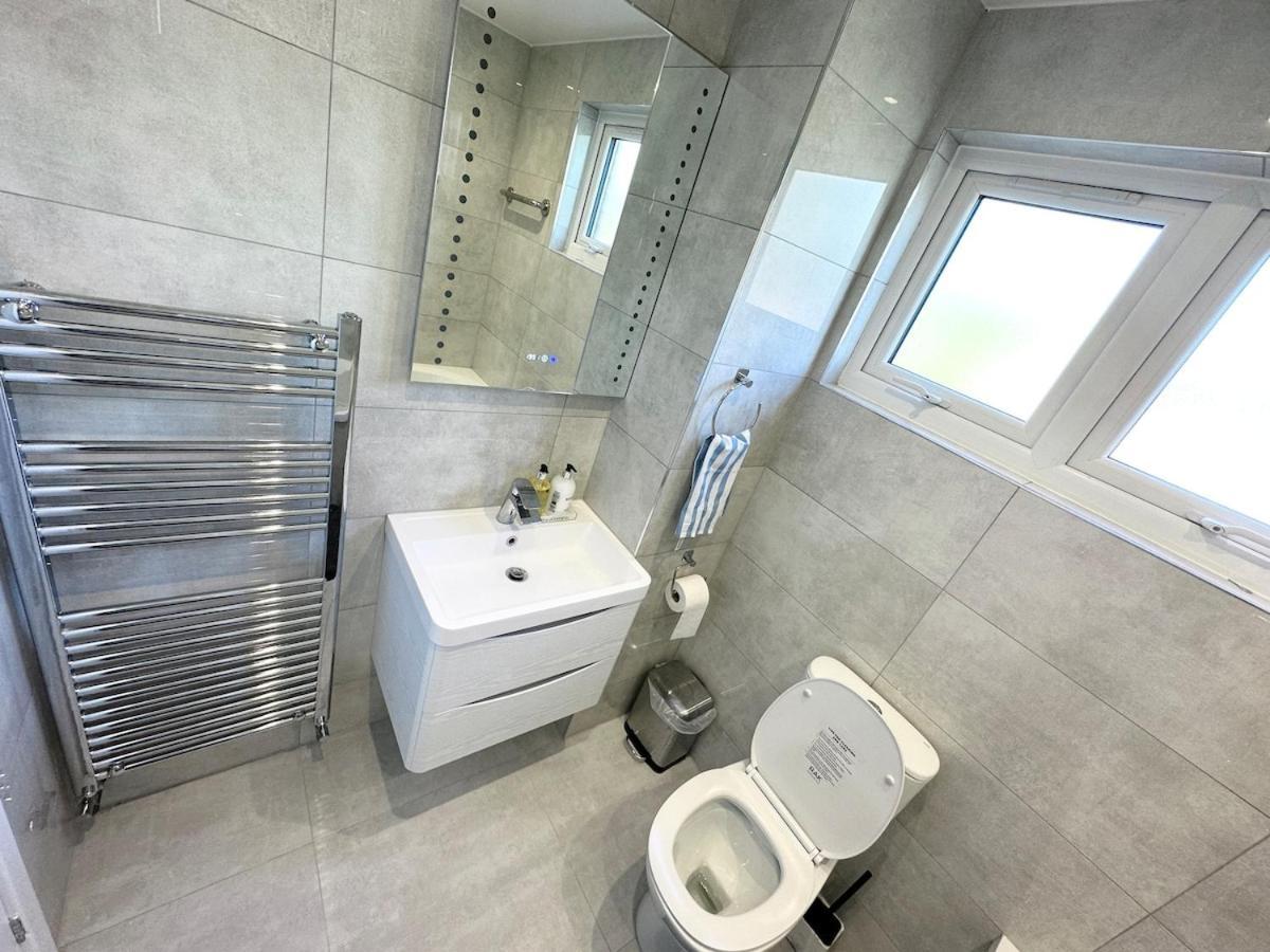 3bed 2bath House-free Parking-hi Speed Wifi-garden-entire Home-2mins From Train Station Vakantiehuis Londen