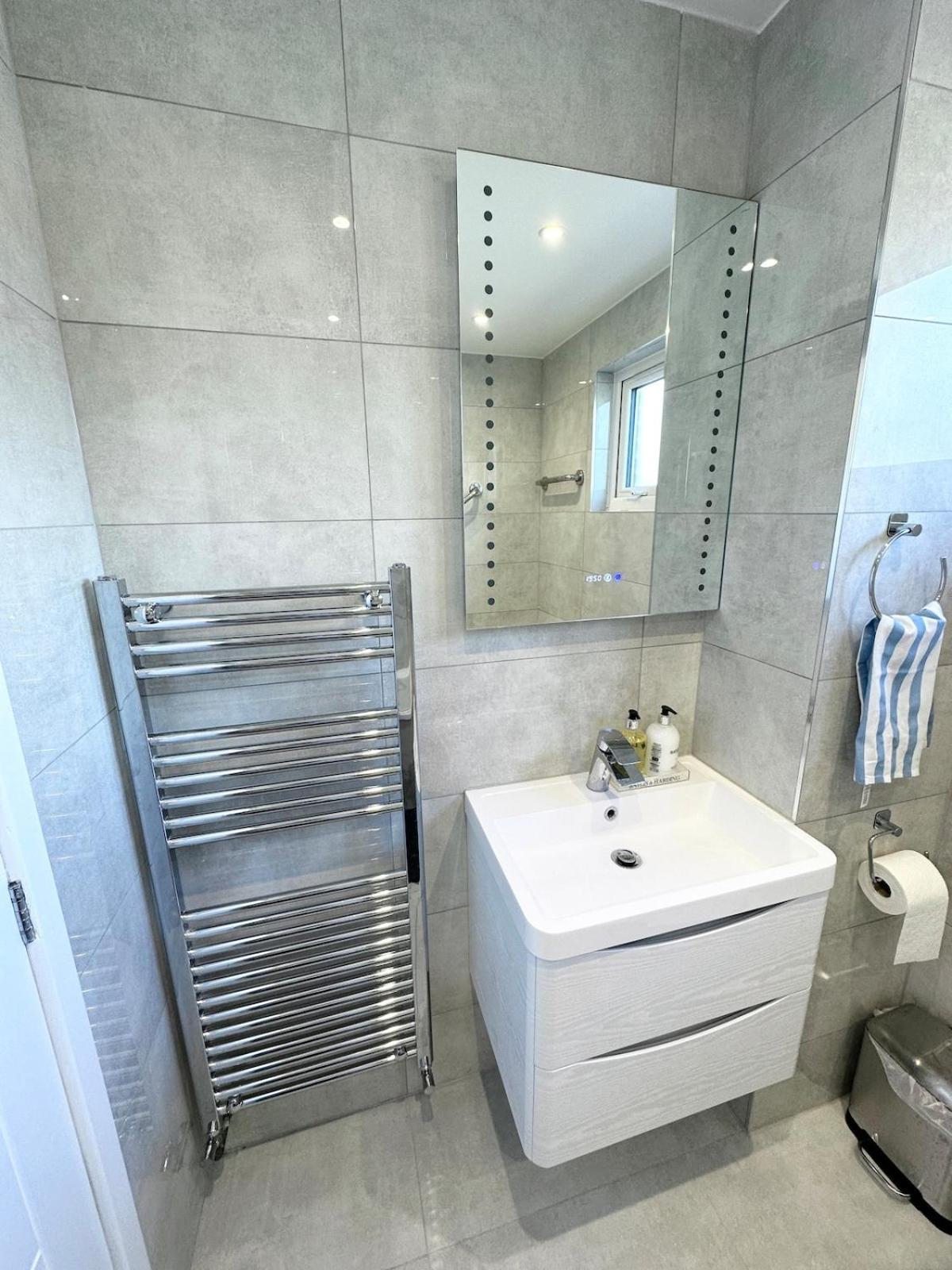 3bed 2bath House-free Parking-hi Speed Wifi-garden-entire Home-2mins From Train Station * Londen
