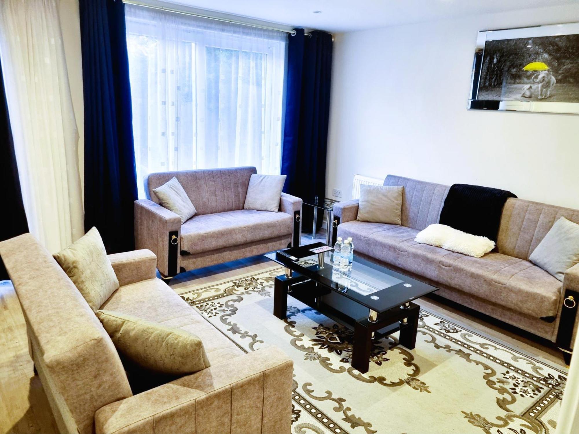 3bed 2bath House-free Parking-hi Speed Wifi-garden-entire Home-2mins From Train Station Vakantiehuis Londen
